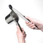 Espremedor-para-batata-em-aco-inox-OXO