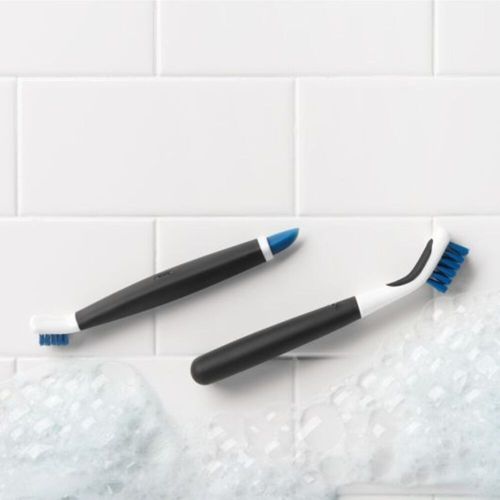 2 Escovas para Limpeza de Cantos em Plástico OXO