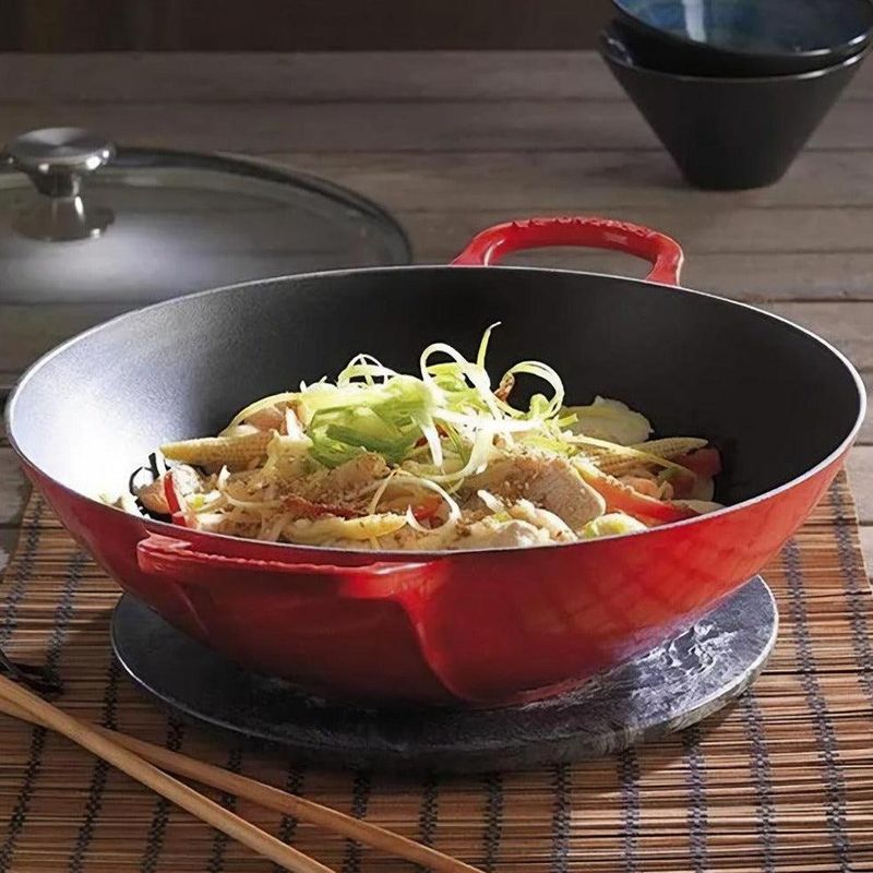4082380161_0024147264255_Panela_Wok_Ferro_com_Tampa_32cm_Signature_Le_Creuset_Vermelha_7