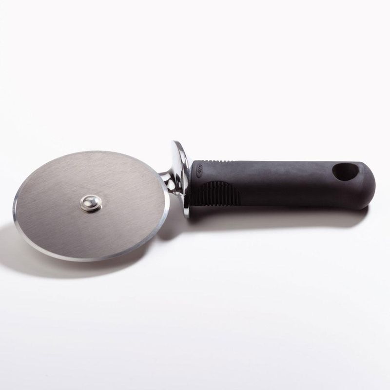 4080570793_0719812001531_Cortador_de_Pizza_em_Aco_Inox_26cm_Oxo_Preto_2