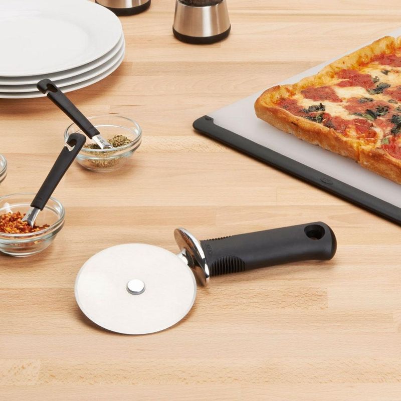 4080570793_0719812001531_Cortador_de_Pizza_em_Aco_Inox_26cm_Oxo_Preto_4