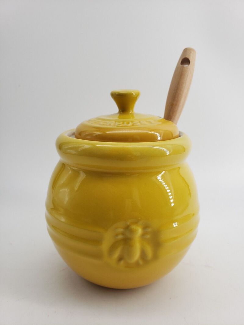 4082380218_0630870282161_Meleira_com_Pegador_em_Ceramica_15cm_450ml_Le_Creuset_Amarelo_5