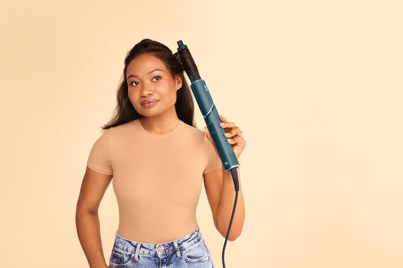 JPG-HD450TLUK_InUse_CurlingPod_Jen_Styling